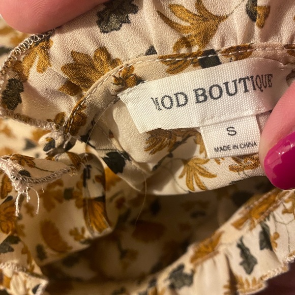 Dainty Floral Top With Cinched Sleeves - Picture 6 of 6